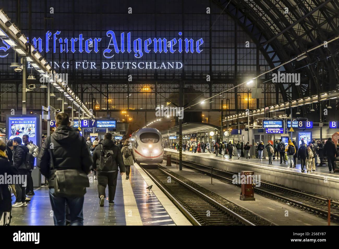 Quai le soir, GLACE arrivant dans le hall quai. Gare centrale de Francfort-sur-le-main, Hesse, Allemagne, Europe Banque D'Images