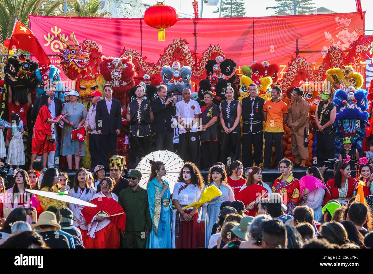 Vue générale lors de la célébration du nouvel an chinois 2025. Célébration du nouvel an chinois 2025 à Vina del Mar Chili, a lieu le long de la côte avec des milliers de spectateurs. Crédit : SOPA images Limited/Alamy Live News Banque D'Images