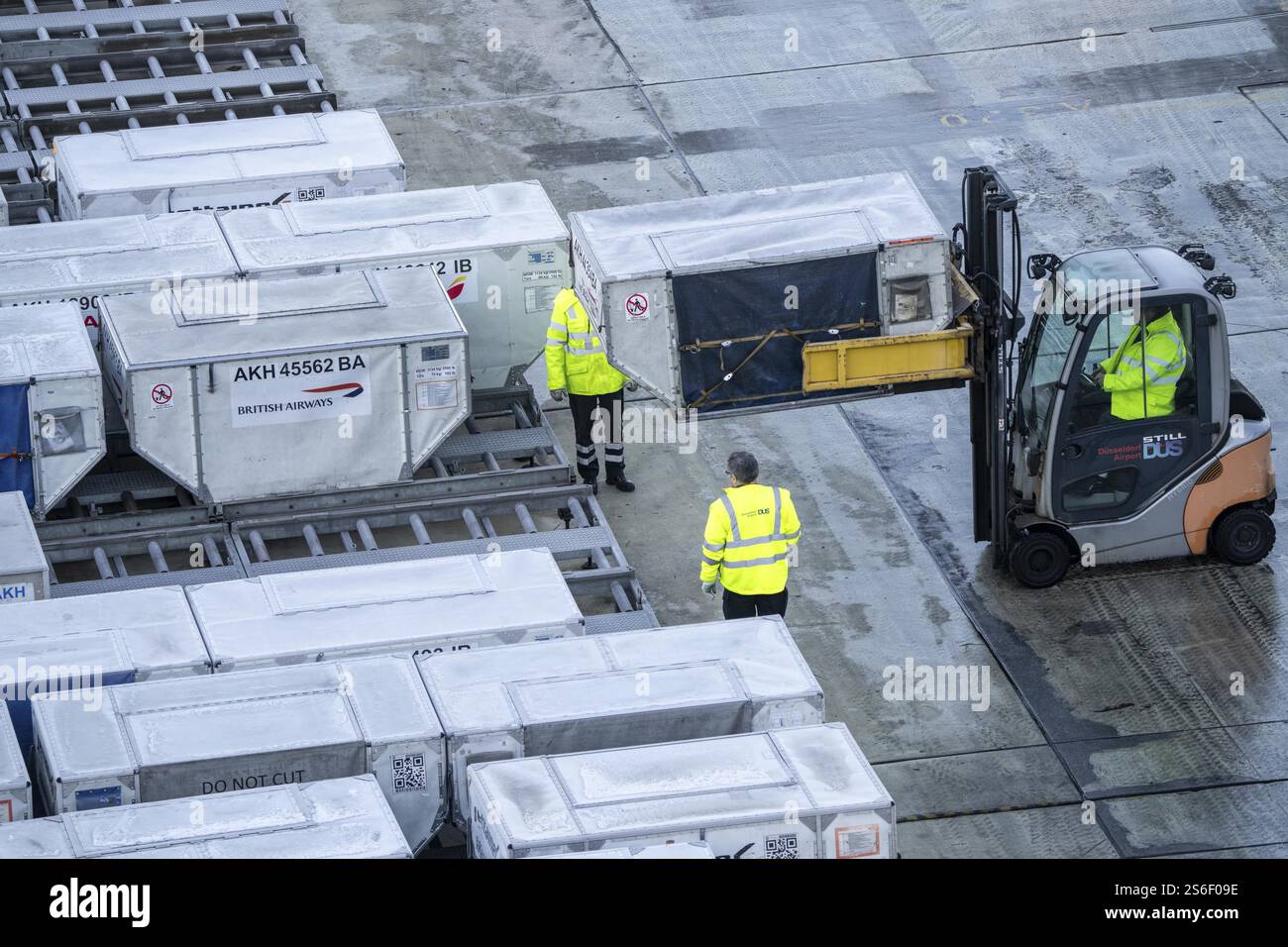 Aéroport de Duesseldorf, appareils de chargement unitaire, ULD, conteneurs pour bagages et fret pour avions à carrosserie étroite et large, bagages et fret sont pré-PA Banque D'Images