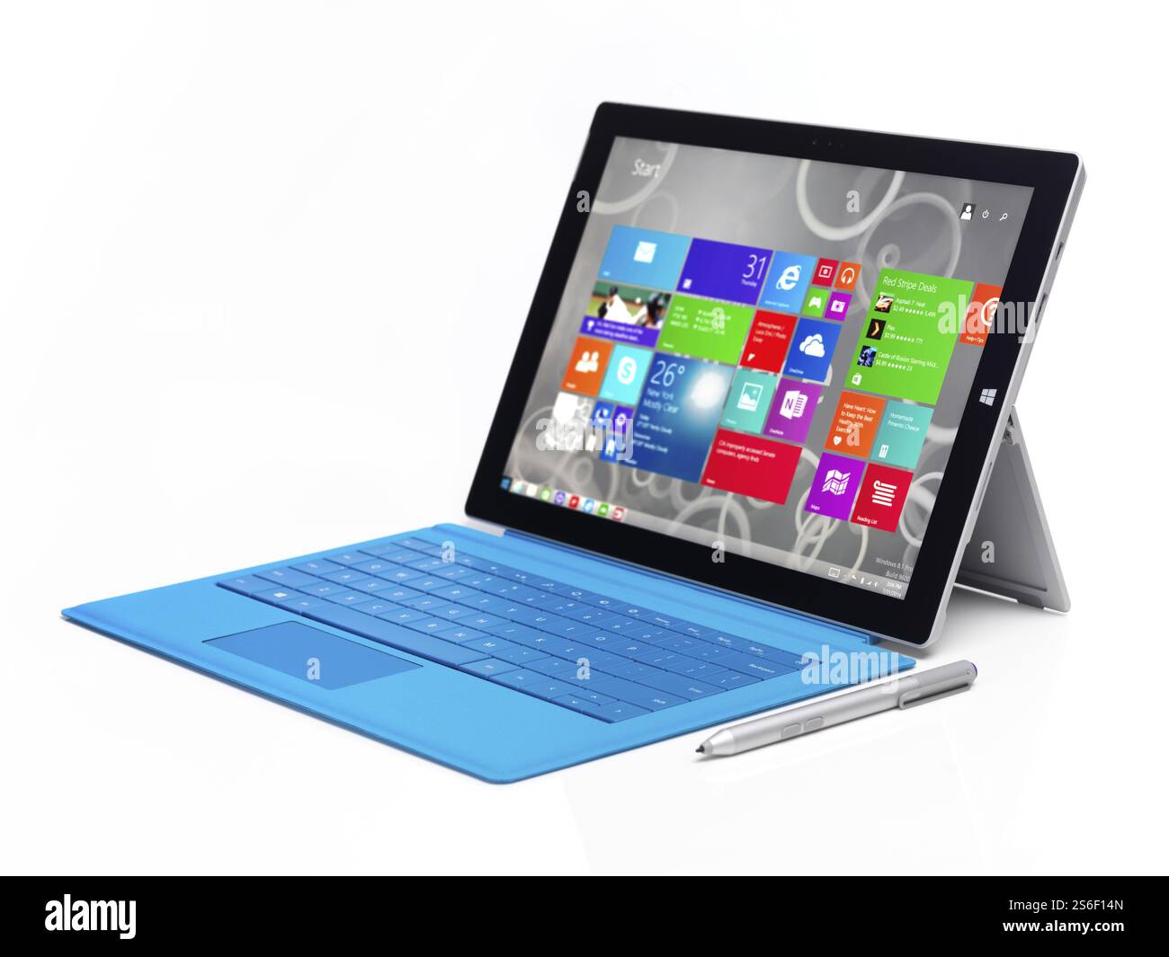 Microsoft Surface Pro 3 tablet pc avec Windows 8 écran de démarrage sur son affichage isolé sur fond blanc Banque D'Images