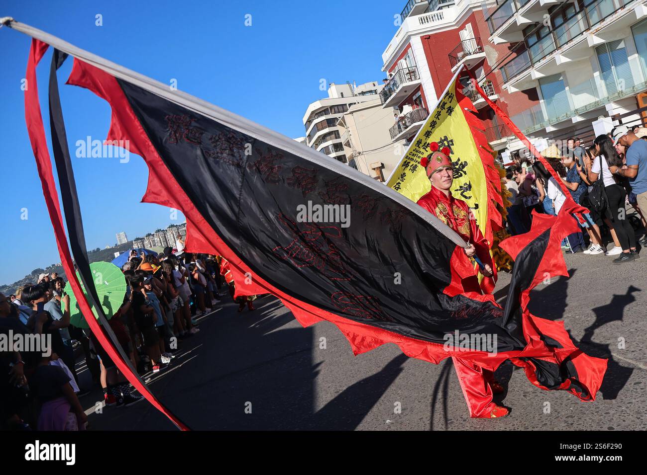 Un participant agite des drapeaux lors de la célébration du nouvel an chinois 2025. Célébration du nouvel an chinois 2025 à Vina del Mar Chili, a lieu le long de la côte avec des milliers de spectateurs. (Photo de Cristobal Basaure Araya/SOPA images/Sipa USA) crédit : Sipa USA/Alamy Live News Banque D'Images