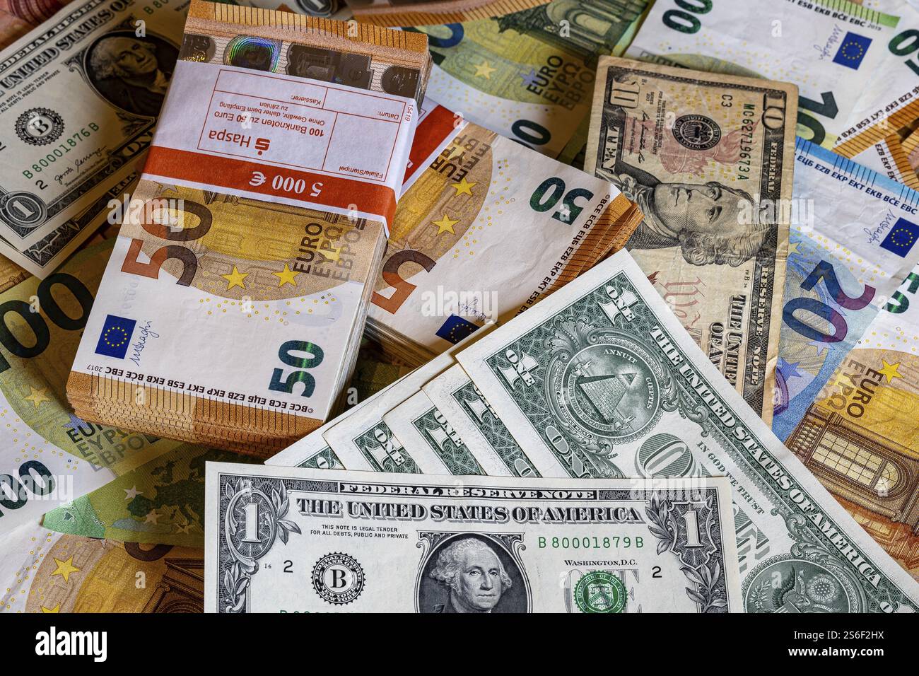 Billets de banque, euros et dollars américains, piles et paquets Banque D'Images