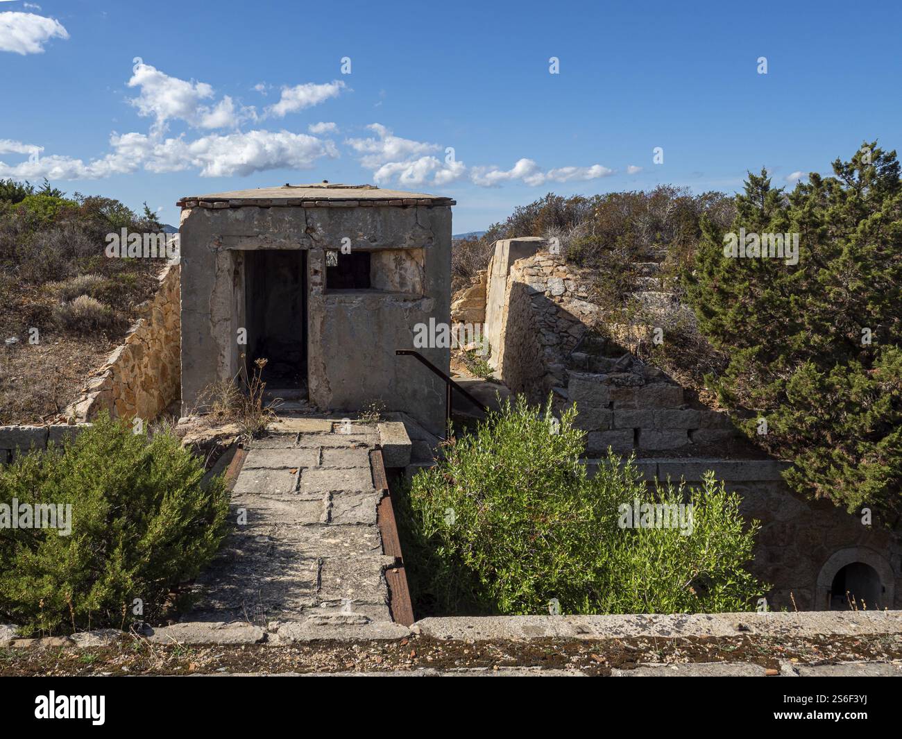 Une photo de la base militaire abandonnée de Capo d'Orso Banque D'Images