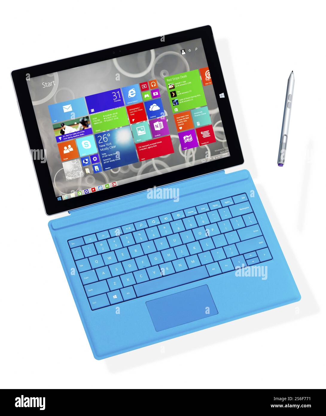 Tablette Microsoft Surface Pro 3 ordinateur avec un stylo suspendue en l'air isolé sur fond blanc Banque D'Images