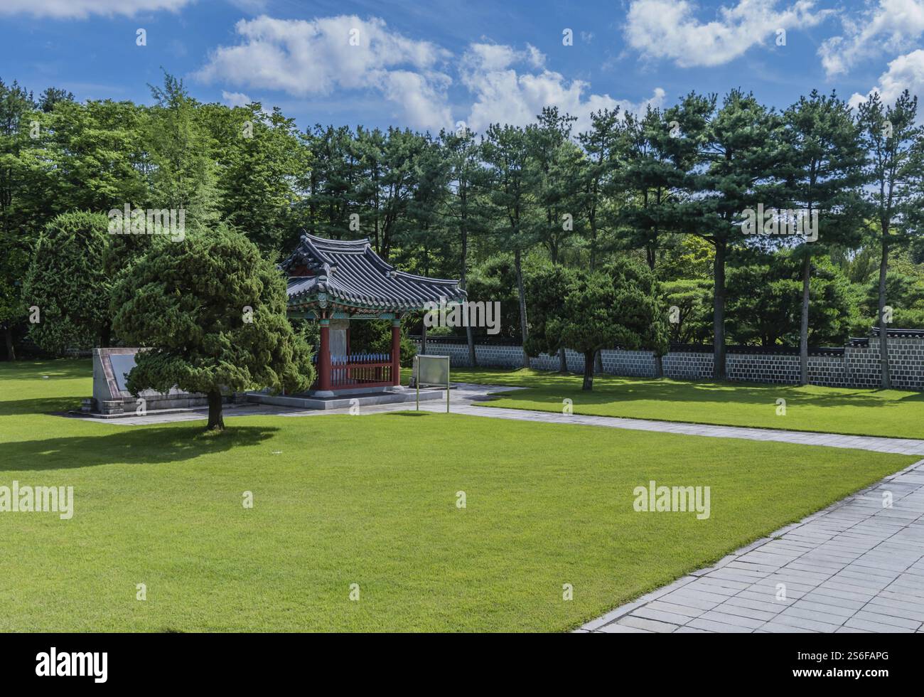 Petit pavillon niché au milieu de pelouses vertes et d'arbres entretenus, sous un ciel clair, au 700 Patriots Memorial à Geumsan, Corée du Sud, Asie Banque D'Images