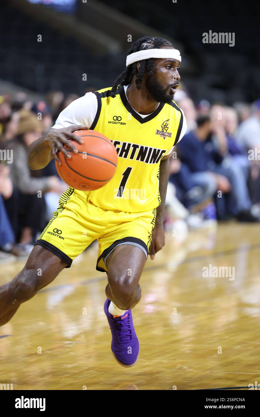 Londres, Canada. 16 janvier 2025. Les Titans KW battent le Lightning de Londres 142-133 à la place Canada Life en prolongation. Marcus Ottey (1) du London Lightning au 2ème trimestre. Crédit : Luke Durda/Alamy Live News Banque D'Images