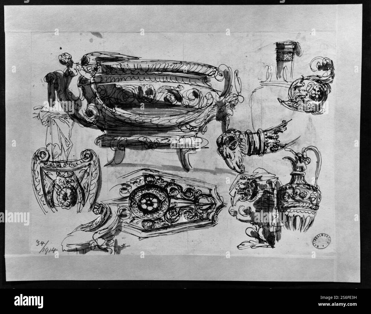 Giuseppe Cades - feuille d'un carnet de croquis, urnes, boucliers Banque D'Images