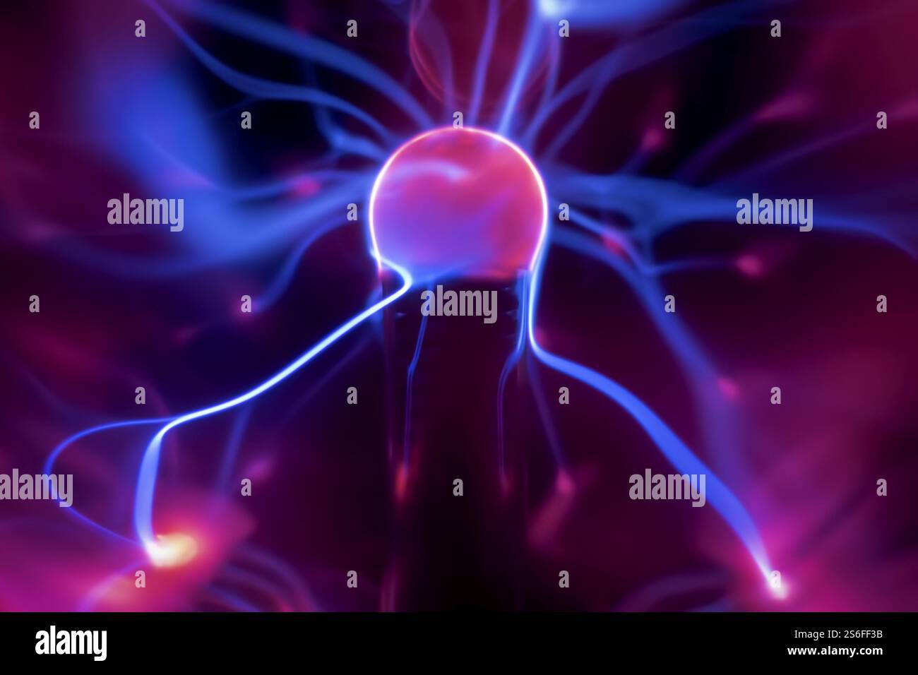 L'image d'une lampe à plasma avec des faisceaux de lumière en mouvement Banque D'Images