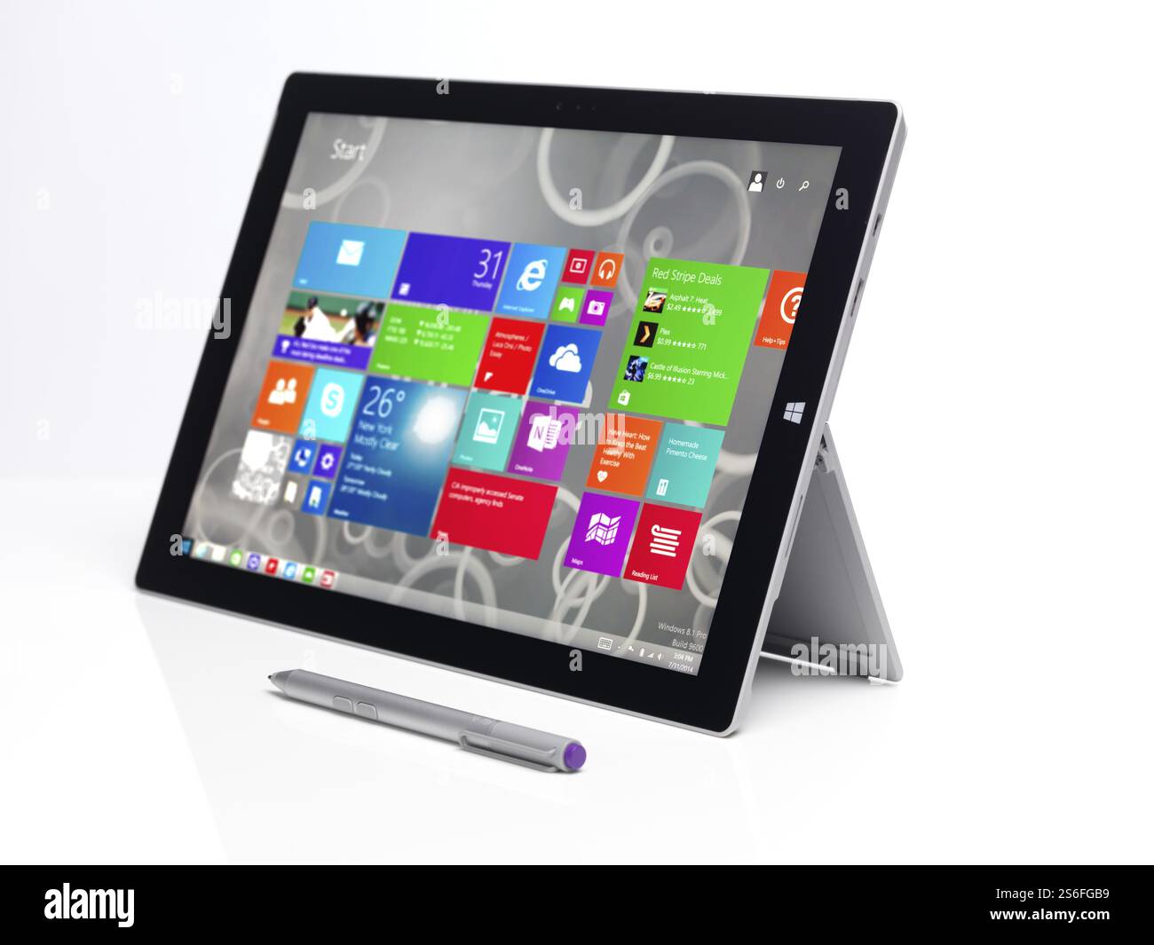 Microsoft Surface Pro 3 tablet pc avec Windows 8 écran de démarrage sur l'écran isolé sur fond blanc Banque D'Images
