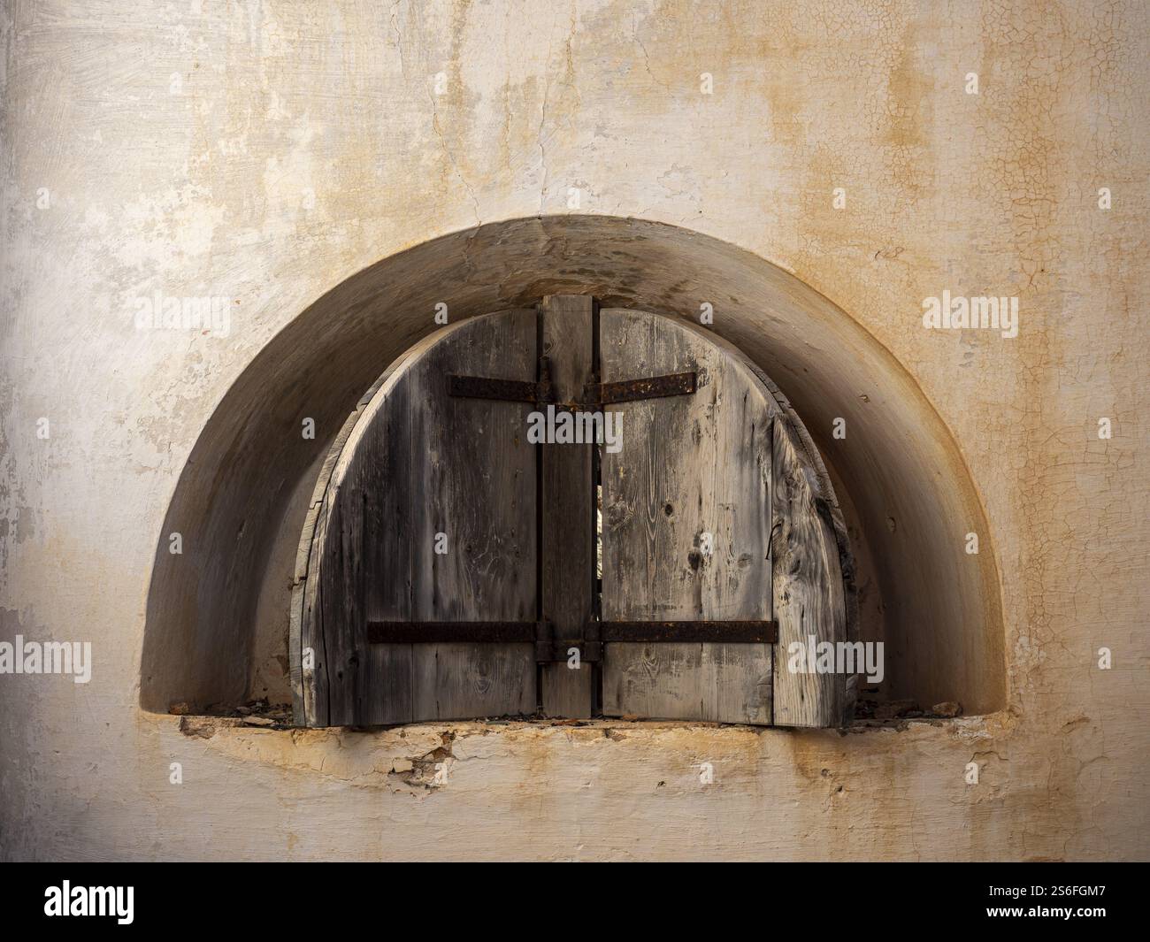 Image d'une fenêtre rouillée d'une forteresse abandonnée Banque D'Images