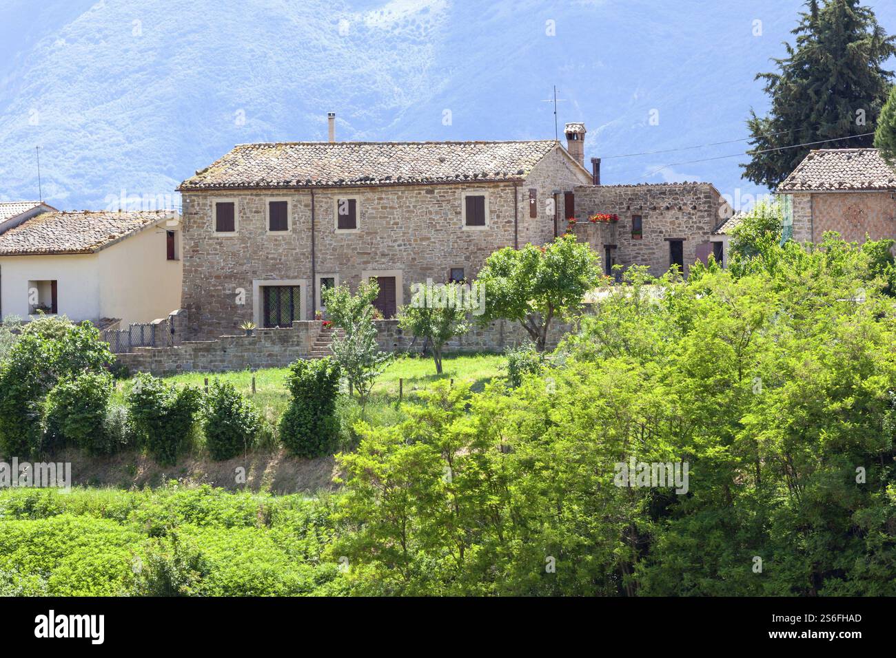 Une image d'une belle vue dans les Marches d'Italie près de Camerino Banque D'Images