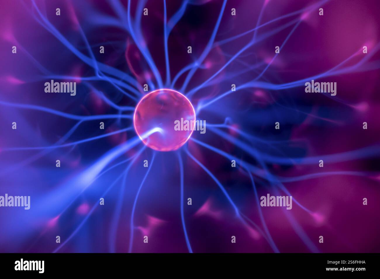 L'image d'une lampe à plasma avec des faisceaux de lumière en mouvement Banque D'Images