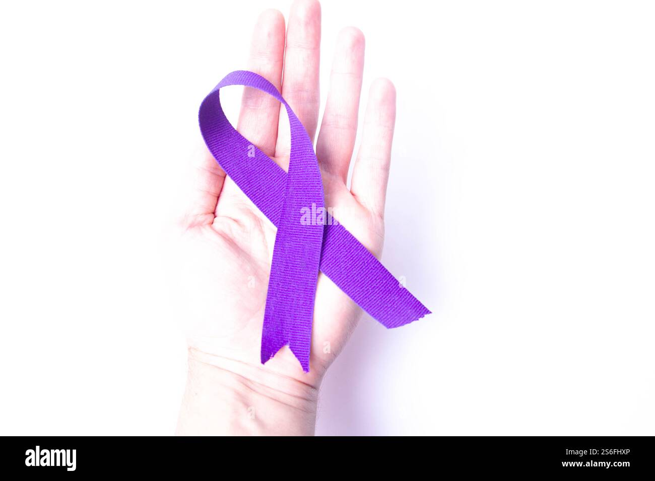 Ruban violet symbole de conscience cancer du pancréas, maladie d'Alzheimer, épilepsie, lupus, Journée mondiale du cancer Banque D'Images