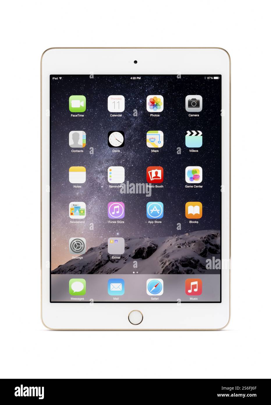 L'or blanc Apple iPad Mini tablette 3 ordinateur avec des icônes du bureau sur son afficheur. With clipping path isolé sur fond blanc. Banque D'Images