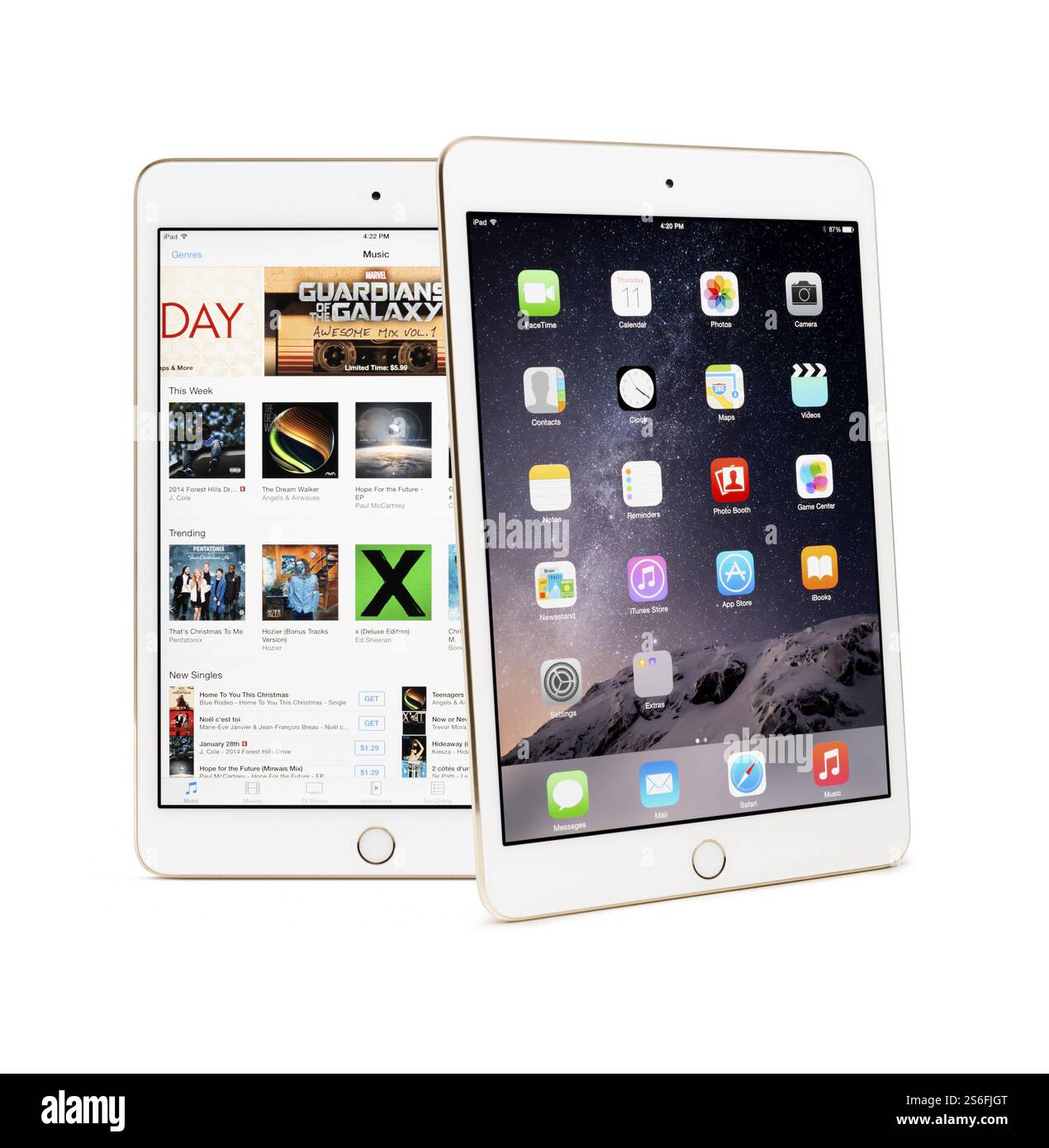 Deux Apple iPad Mini 3 comprimés avec les ordinateurs de bureau et de l'iTunes Store sur leur affiche isolé sur fond blanc Banque D'Images