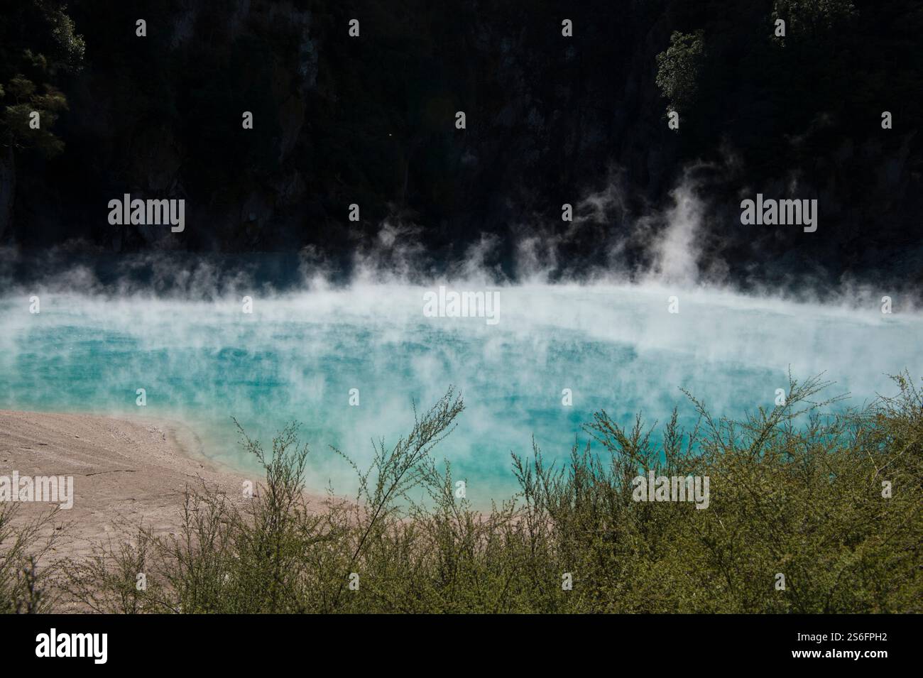 Cratère Inferno dans la vallée du Rift de Waimangu sur l'île du Nord de la Nouvelle-Zélande Banque D'Images
