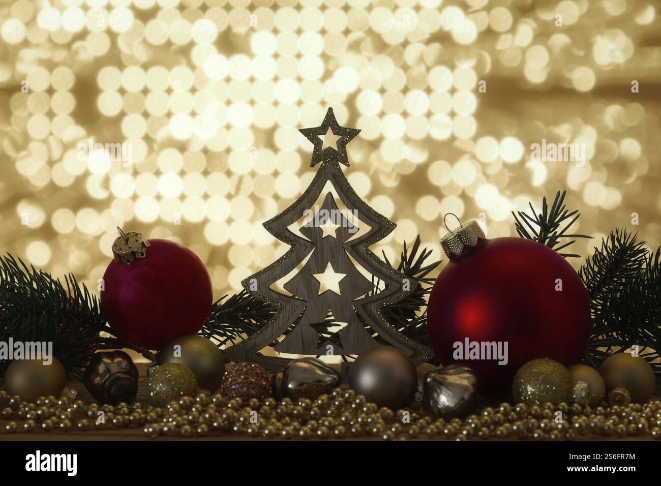 Une décoration de symboles de Noël boules de verre rouges et lumières bokeh Banque D'Images