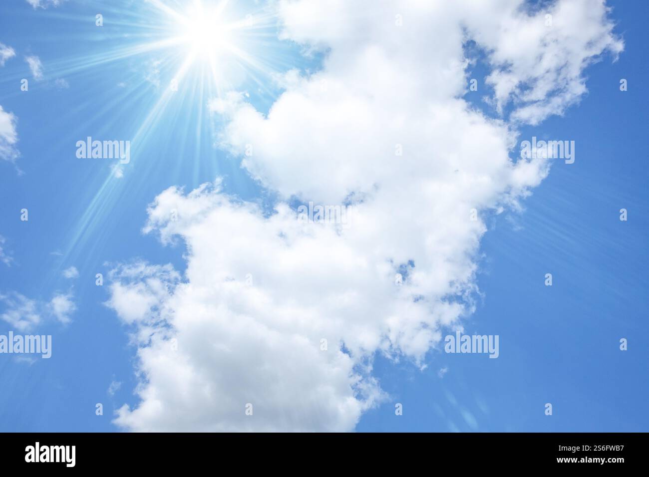 L'image d'un ciel bleu avec un soleil éclatant et les nuages blancs Banque D'Images