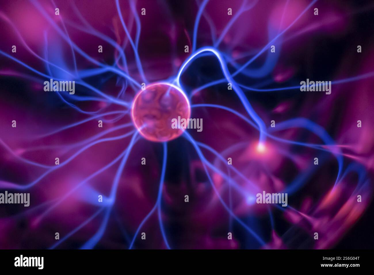 L'image d'une lampe à plasma avec des faisceaux de lumière en mouvement Banque D'Images