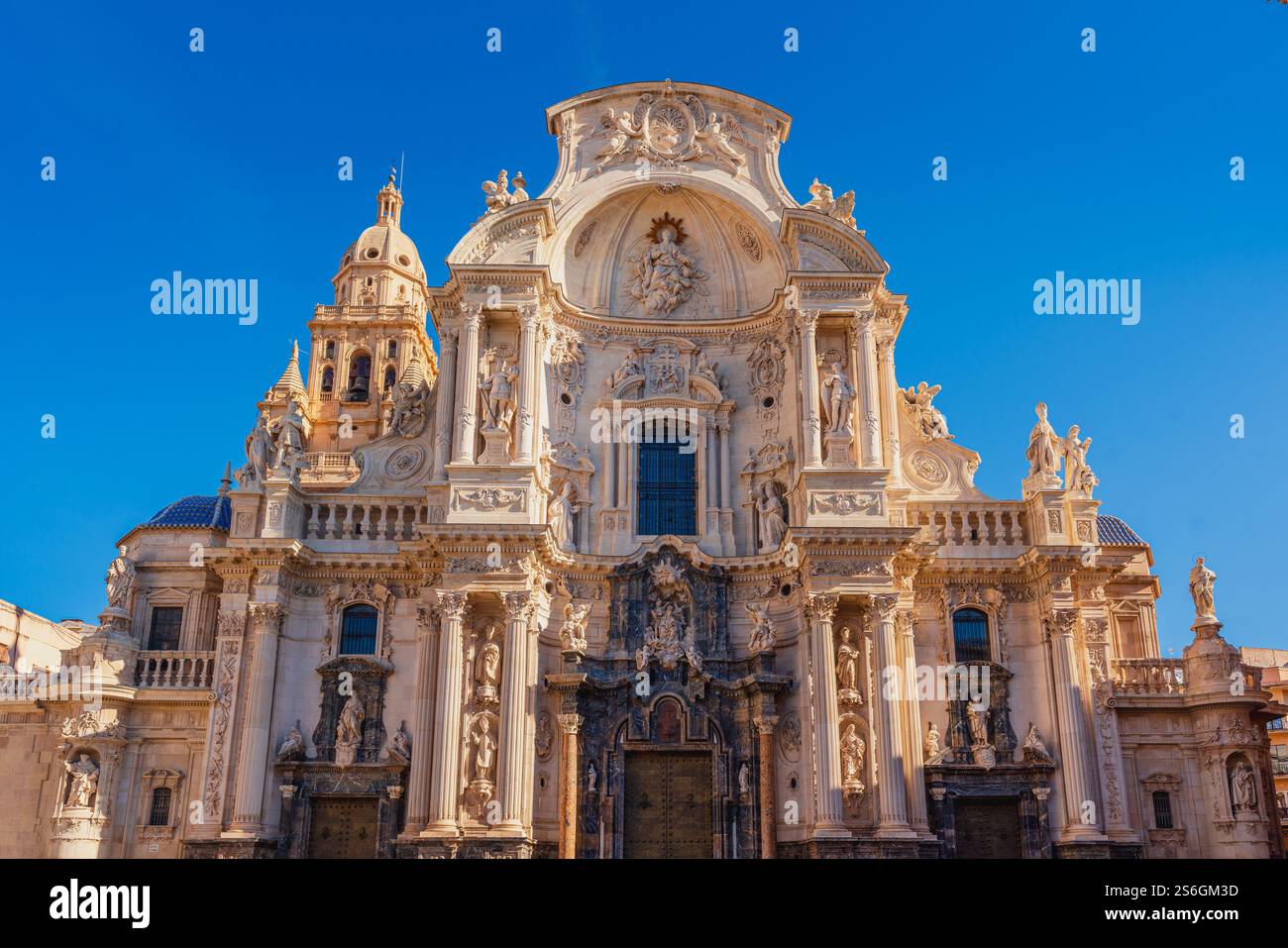 Vue de face de la façade de style baroque de la cathédrale catholique romaine de Murcie en Espagne Banque D'Images