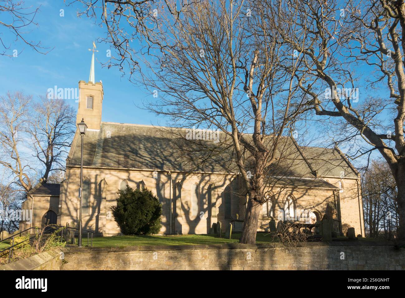 Vue d'hiver de l'église Holy Trinity, l'église sur la colline, dans Washington Village, nord-est de l'Angleterre, Royaume-Uni Banque D'Images