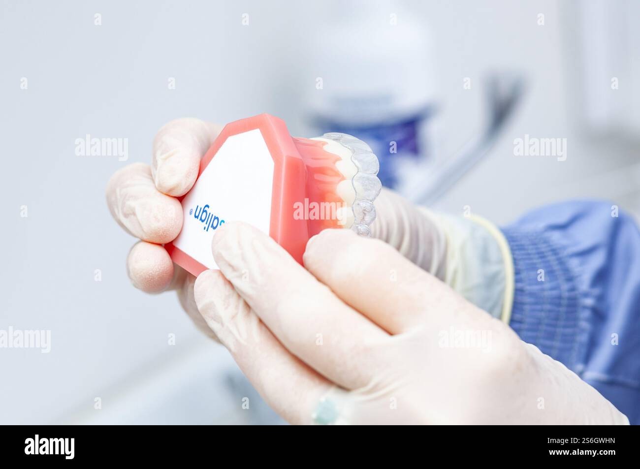 Empoli, Italie - 19 décembre 2024 : dentiste portant des gants montrant l'appareil orthodontique invisible Invisalign sur un modèle de moulage dentaire dans une clinique dentaire Banque D'Images
