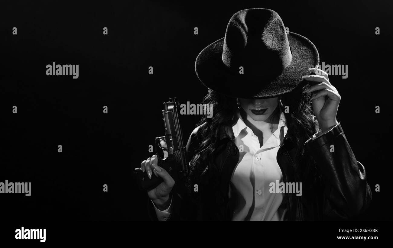 Silhouette d'une détective féminine dans un manteau et un chapeau avec un pistolet dans ses mains. Un livre drame noir portrait dans le style des détectives des années 1950 Banque D'Images