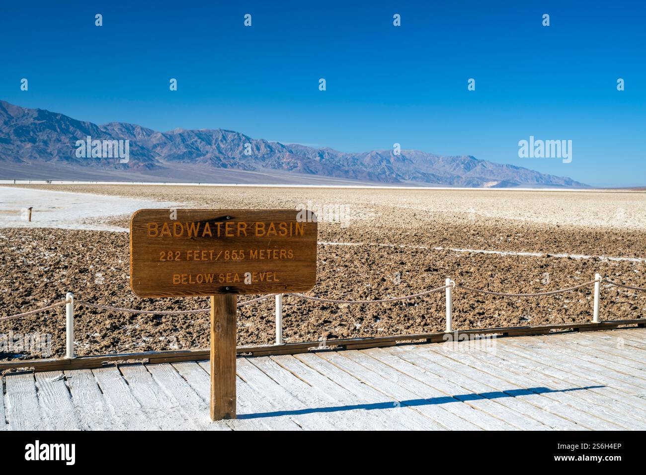 Panneau signalant le point le plus bas en Amérique du Nord à Badwater Basin Saline Flat, Death Valley National Park, Californie, États-Unis Banque D'Images