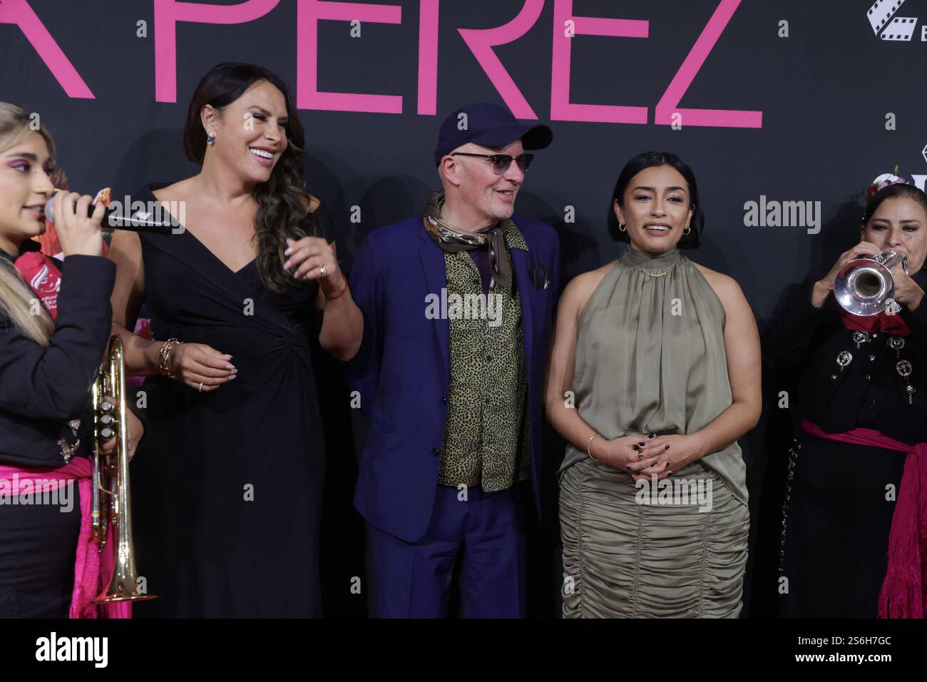 Emilia Perez Mexico City Premiere G-R Karla Sofia Gascon, Jacques Audiard, Adriana Paz assistent au tapis rouge de la première du film Emilia Perez au Cinepolis Plaza Carso. Le 15 janvier 2025 à Mexico, Mexique. Mexico City CDMX Mexique Copyright : xIsmaelxRosasx Banque D'Images