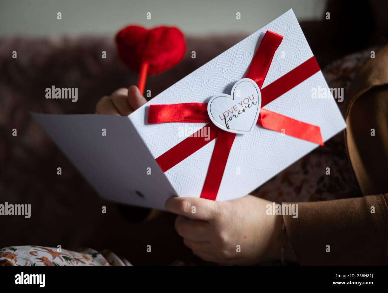 Écrire sur une carte de Saint-Valentin Banque D'Images