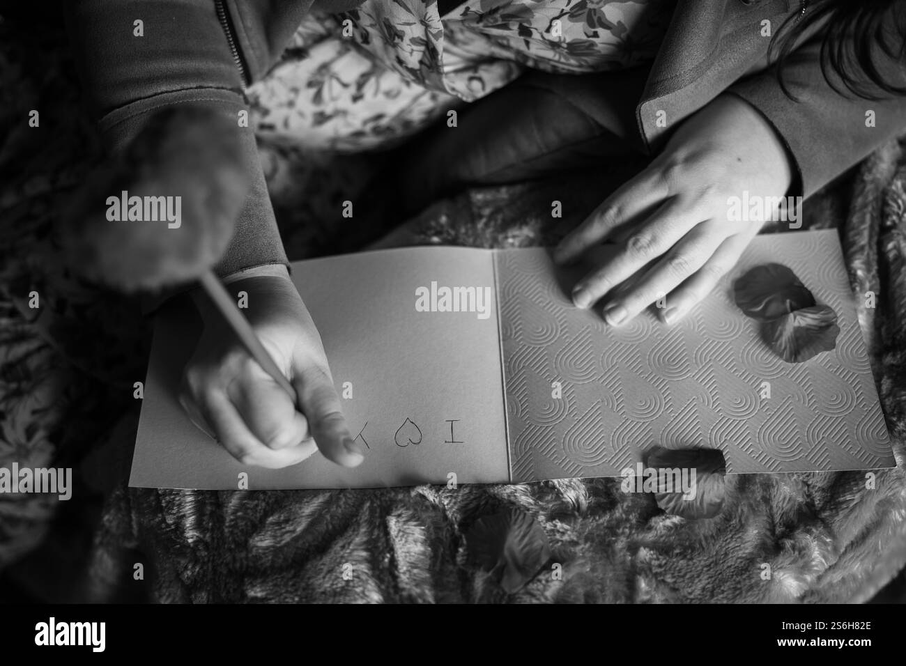 Écrire sur une carte de Saint-Valentin Banque D'Images