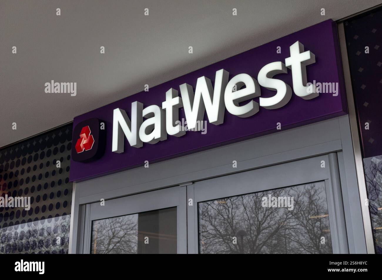 Logo et signalisation pour NatWest Bank, centre-ville, Milton Keynes, Royaume-Uni Banque D'Images