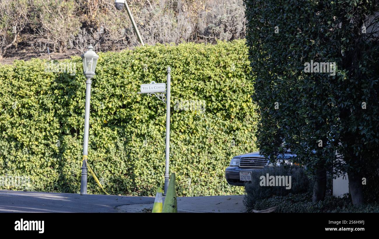 Pacific Palisades, Californie, États-Unis. 16 janvier 2025. Les voitures des agents de l'ATF sont garées sur la via la Costa, ce qui, selon les enquêteurs, est le point de départ de l'incendie de Palisades, que le responsable de l'information a qualifié de "scène de crime". Cette unité d'enquête spéciale avec le Bureau fédéral de l'alcool, du tabac et des armes à feu se concentre sur le flanc de la montagne, à proximité d'un développement résidentiel luxueux et Skull RockTrail tête sur le Temescal Ridge Trail dans le parc d'État de Topanga. Le feu est actuellement contenu à 19% à 23 713 acres. 3 328 maisons/structures ont été détruites, 591 autres endommagées, an Banque D'Images