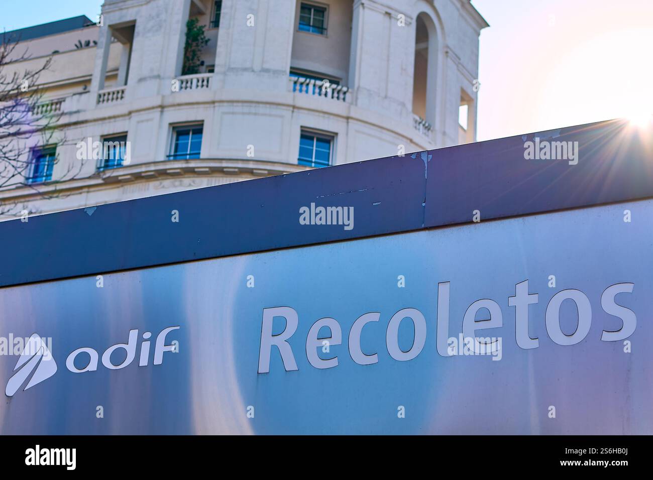 Madrid. Espagne - 17 janvier 2025 : panneau de la gare de Madrid sous la lumière du soleil. Recoletos Banque D'Images