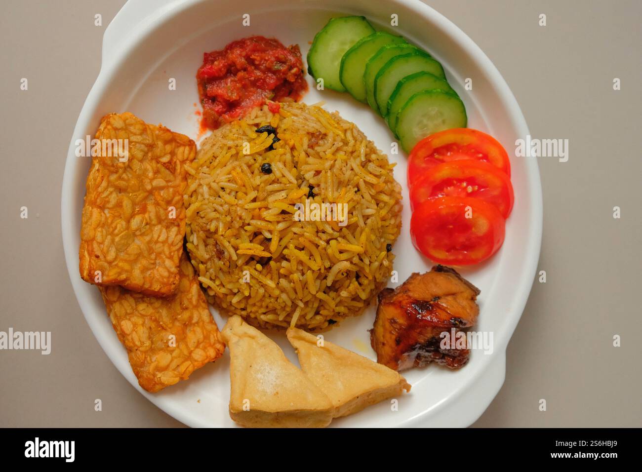 Gros plan de riz kebuli sur une assiette blanche. Banque D'Images