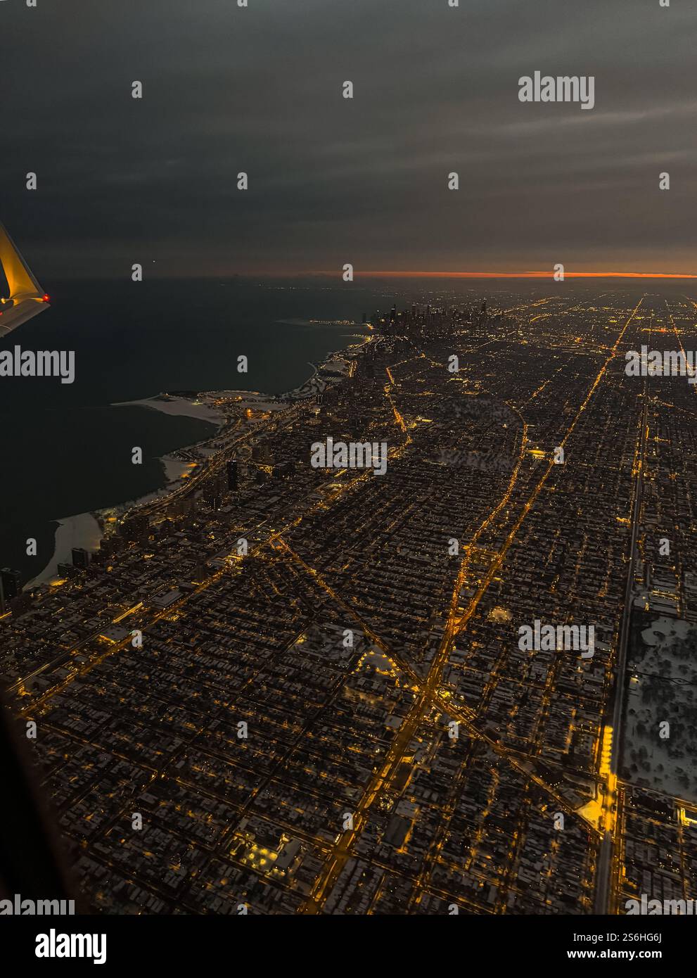 Vue aérienne d'une mégapole au crépuscule. Vue panoramique de la ville depuis birdâ avion. Banque D'Images