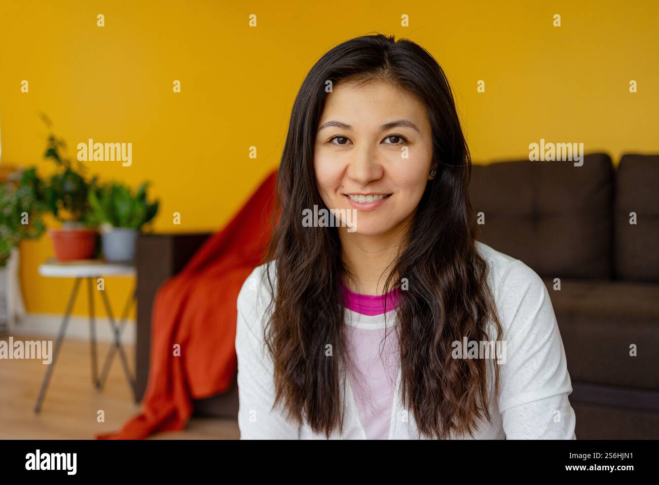 Une jolie jeune femme latina souriant à la caméra à la maison Banque D'Images