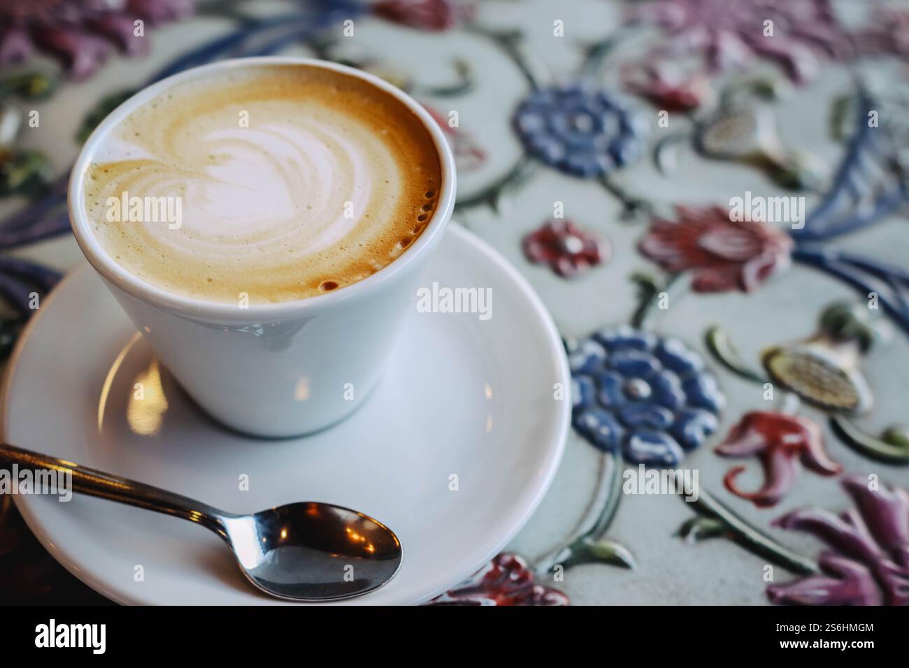Café du matin sur la table colorée Banque D'Images