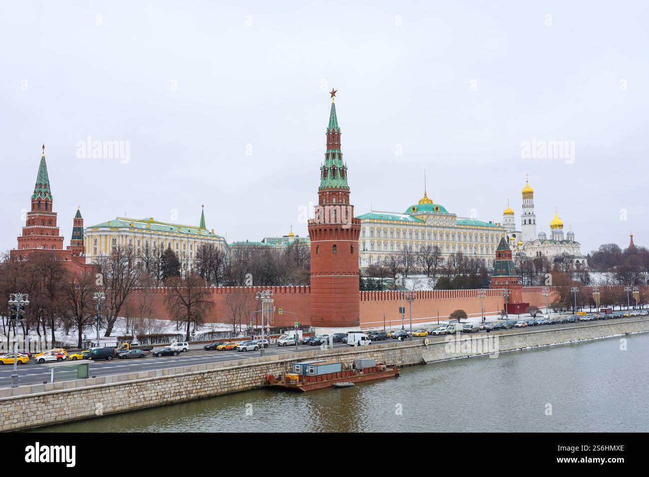 Vue sur le remblai du Kremlin et la rivière Moscou. Panorama pittoresque de la ville en hiver, monuments touristiques russes Banque D'Images