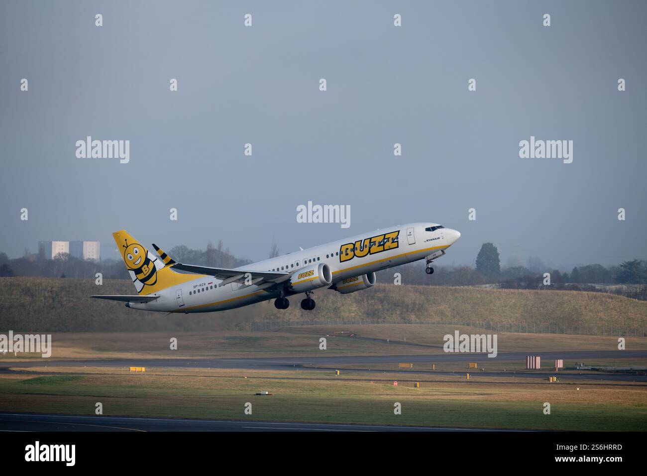 Buzz Boeing 737 MAX 8-200 décollage de Birmingham Airport, Royaume-Uni (SP-RZA) Banque D'Images