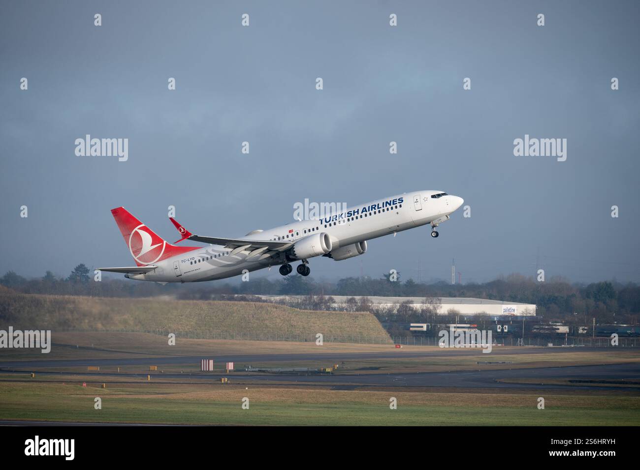 Turkish Airlines Boeing 737 MAX 9 décollage à l'aéroport de Birmingham, Royaume-Uni (TC-LYD) Banque D'Images