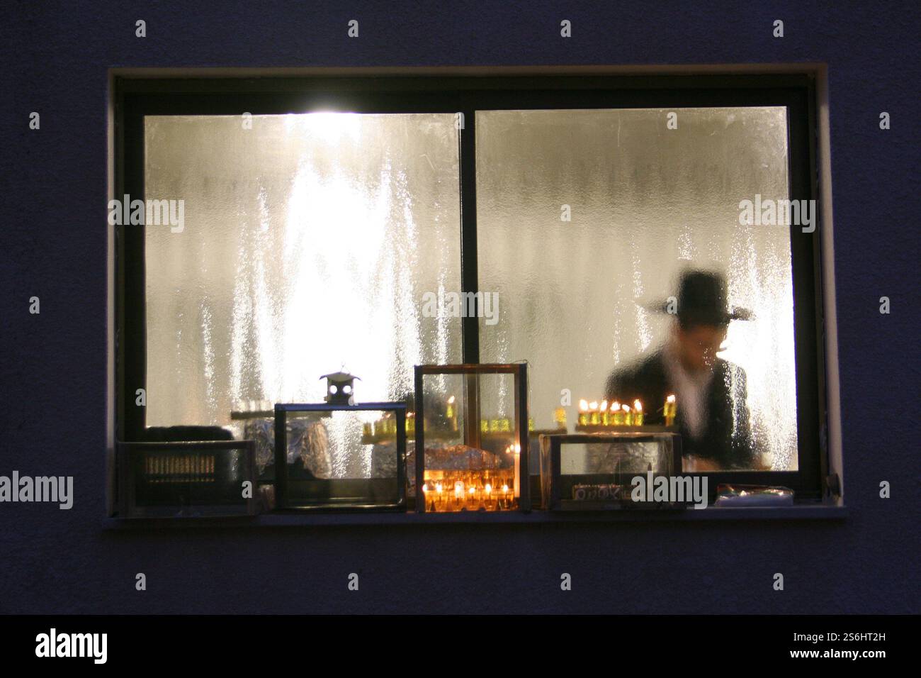 Bougies dans une Menorah Hanukkah (ou chanukya) devant une maison pour célébrer Chanuka à Mea Shearim, Jérusalem, Israël Banque D'Images