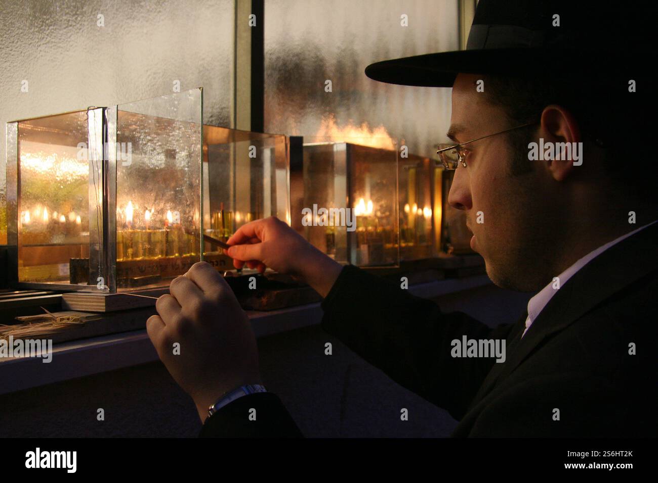 Bougies dans une Menorah Hanukkah (ou chanukya) devant une maison pour célébrer Chanuka à Mea Shearim, Jérusalem, Israël Banque D'Images