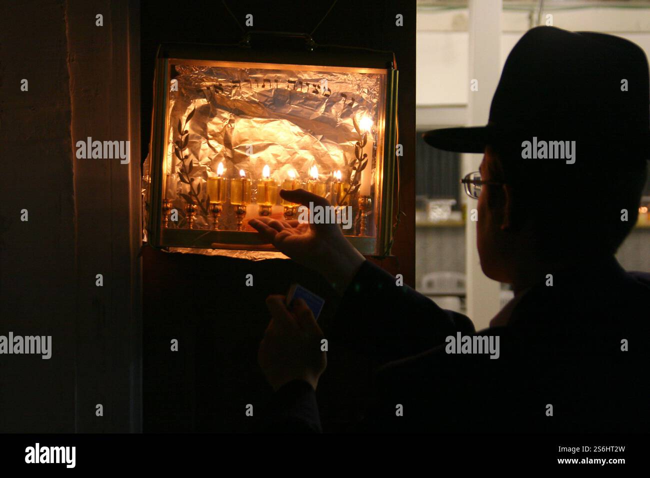 Bougies dans une Menorah Hanukkah (ou chanukya) devant une maison pour célébrer Chanuka à Mea Shearim, Jérusalem, Israël Banque D'Images