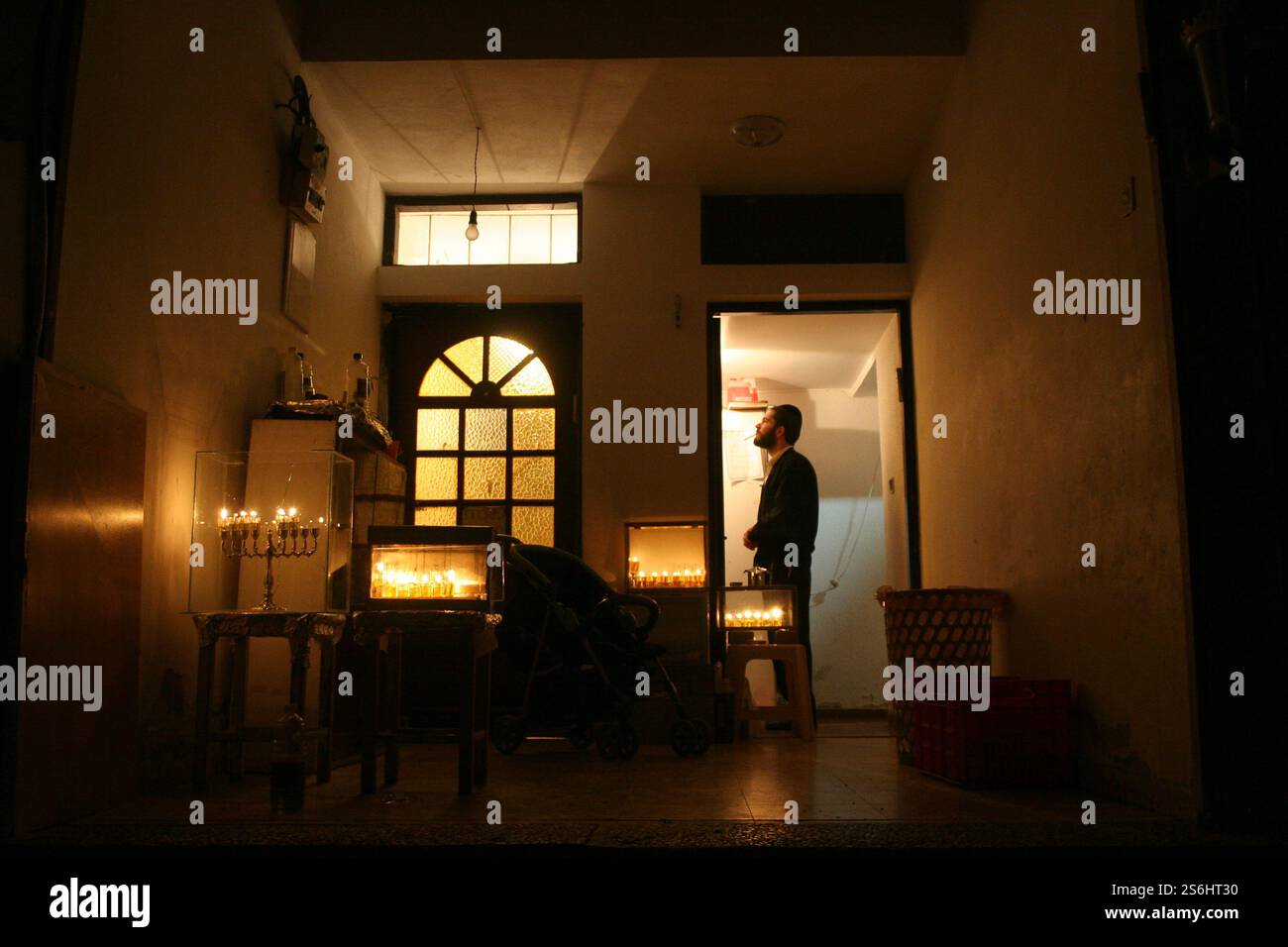 Bougies dans une Menorah Hanukkah (ou chanukya) devant une maison pour célébrer Chanuka à Mea Shearim, Jérusalem, Israël Banque D'Images