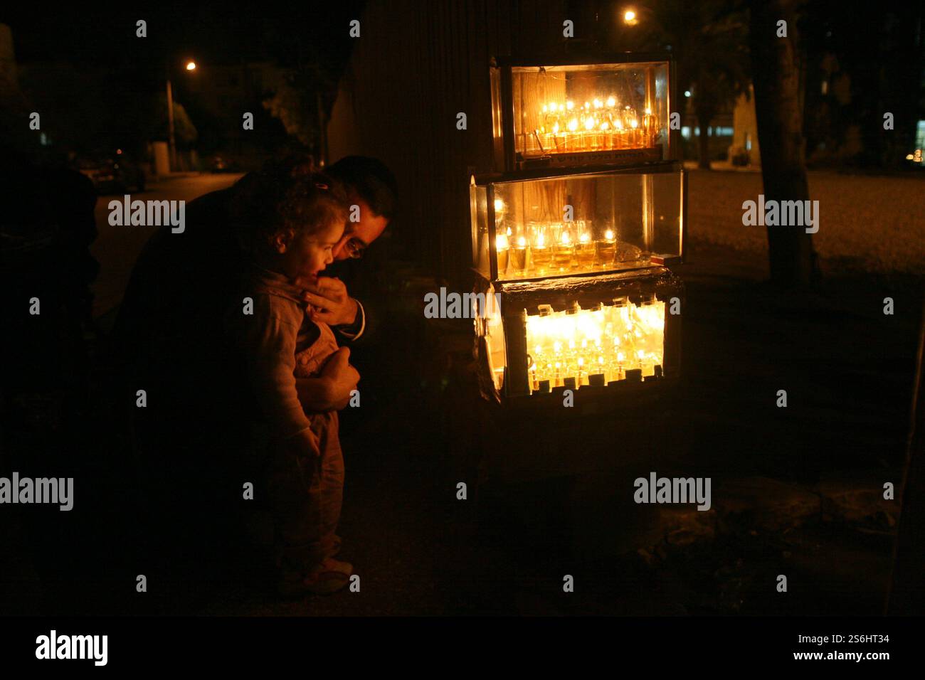 Bougies dans une Menorah Hanukkah (ou chanukya) devant une maison pour célébrer Chanuka à Mea Shearim, Jérusalem, Israël Banque D'Images