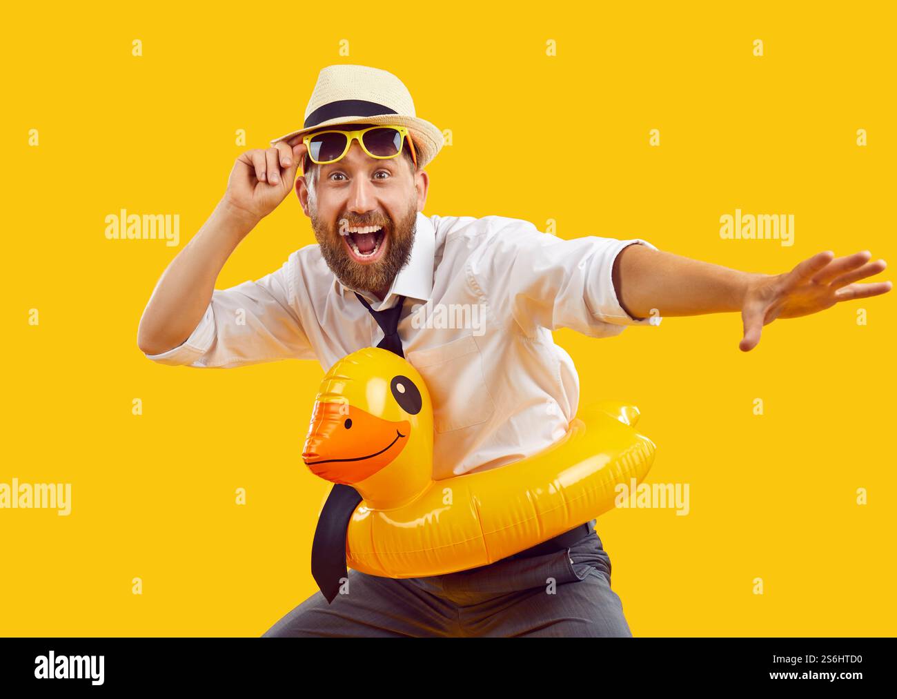 Heureux drôle joyeux employé de bureau ou homme d'affaires s'amusant à la plage sur les vacances d'été Banque D'Images