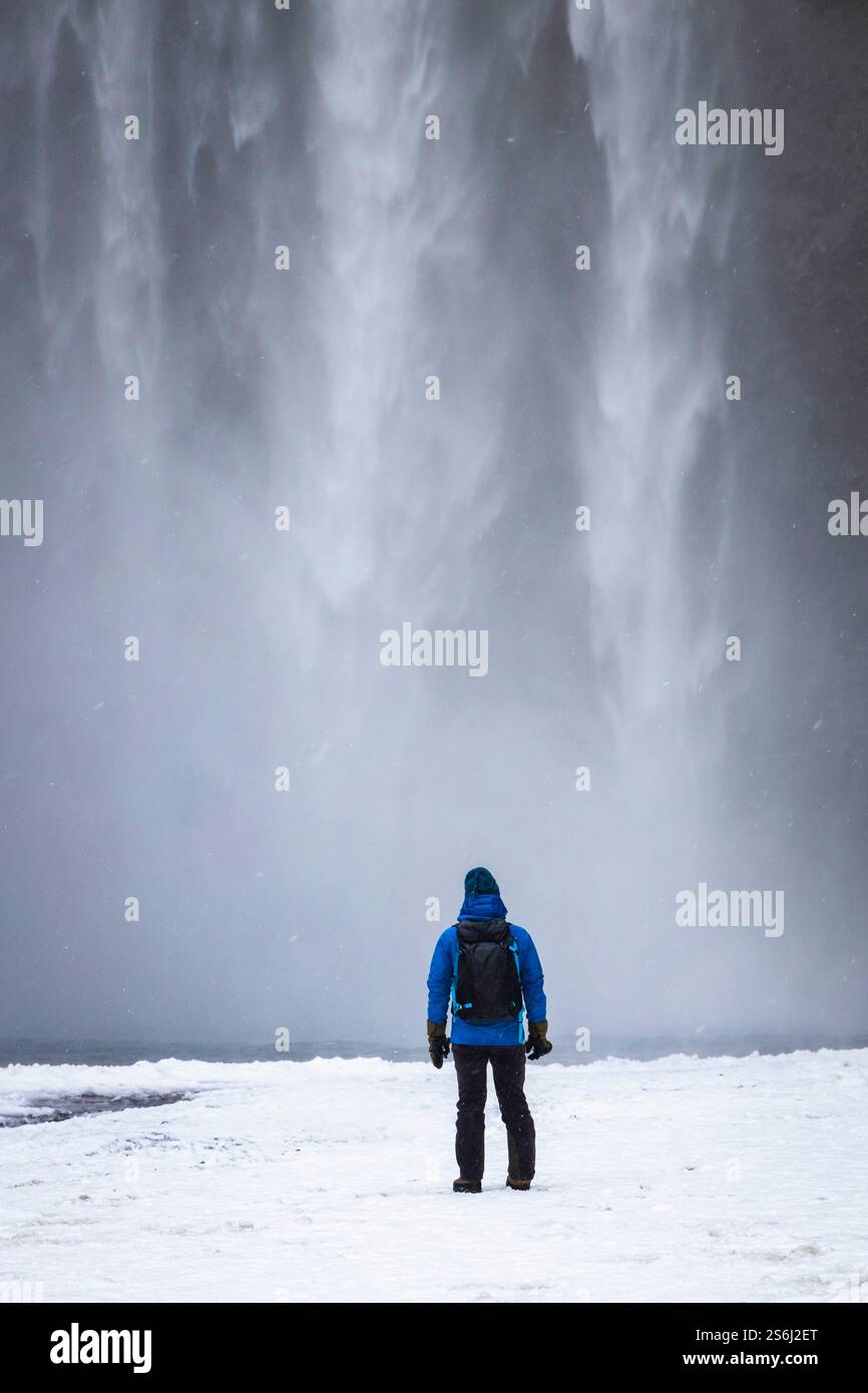 Vue sur l'immense cascade de Skogafoss en hiver. Skogar, Sudurland, Islande, Europe du Nord. Banque D'Images