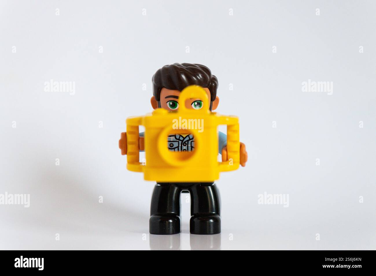 Duplo homme regardant à travers le viseur d'un appareil photo Duplo Banque D'Images