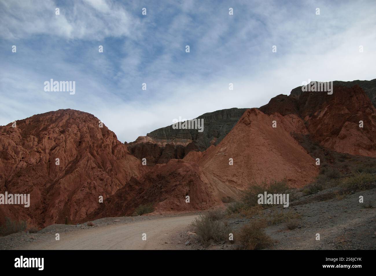 Vue imprenable sur une montagne rouge à Purmamarca, province de Jujuy, Argentine. Banque D'Images